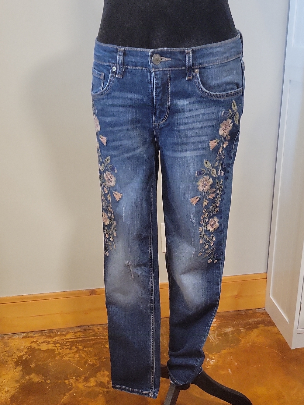 Vintage America Dark Blue Straight-Leg Jeans with Pink Floral Embroidery